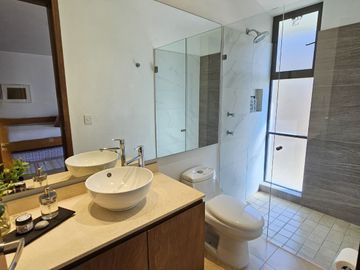 LAS CAÑADAS CASA EN VENTA SEMINUEVA CON ESPECTACULAR VISTA