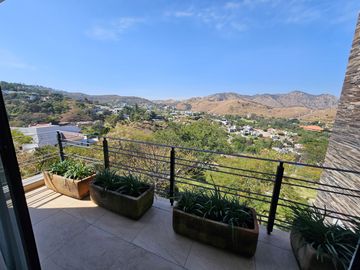 LAS CAÑADAS CASA EN VENTA SEMINUEVA CON ESPECTACULAR VISTA