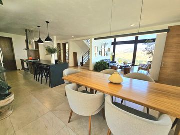 LAS CAÑADAS CASA EN VENTA SEMINUEVA CON ESPECTACULAR VISTA