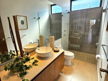 LAS CAÑADAS CASA EN VENTA SEMINUEVA CON ESPECTACULAR VISTA