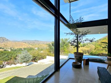 LAS CAÑADAS CASA EN VENTA SEMINUEVA CON ESPECTACULAR VISTA