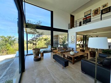 LAS CAÑADAS CASA EN VENTA SEMINUEVA CON ESPECTACULAR VISTA