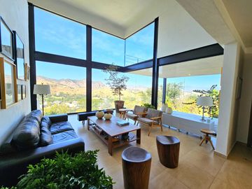 LAS CAÑADAS CASA EN VENTA SEMINUEVA CON ESPECTACULAR VISTA