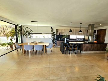 LAS CAÑADAS CASA EN VENTA SEMINUEVA CON ESPECTACULAR VISTA