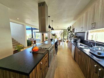 LAS CAÑADAS CASA EN VENTA SEMINUEVA CON ESPECTACULAR VISTA