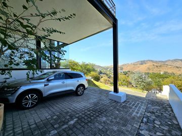LAS CAÑADAS CASA EN VENTA SEMINUEVA CON ESPECTACULAR VISTA