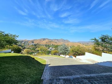 LAS CAÑADAS CASA EN VENTA SEMINUEVA CON ESPECTACULAR VISTA