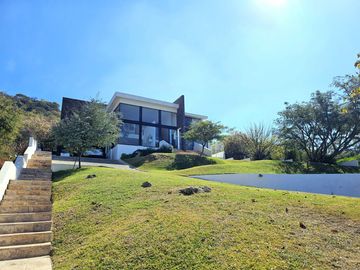 LAS CAÑADAS CASA EN VENTA SEMINUEVA CON ESPECTACULAR VISTA
