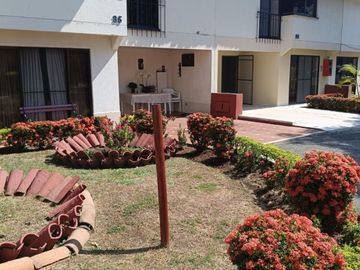 VENTA HERMOSA  CASA REMODELADA CONDOMINIO CAMINO REAL