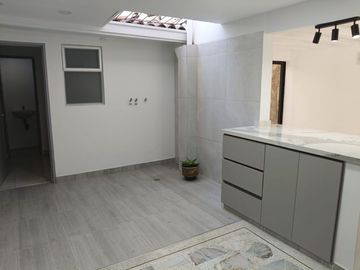 VENTA HERMOSA  CASA REMODELADA CONDOMINIO CAMINO REAL