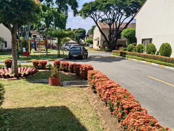 VENTA HERMOSA  CASA REMODELADA CONDOMINIO CAMINO REAL