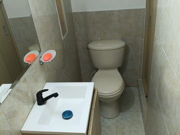 VENTA HERMOSA  CASA REMODELADA CONDOMINIO CAMINO REAL