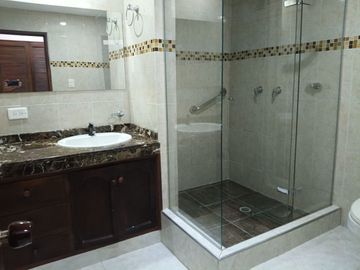 VENTA HERMOSA  CASA REMODELADA CONDOMINIO CAMINO REAL