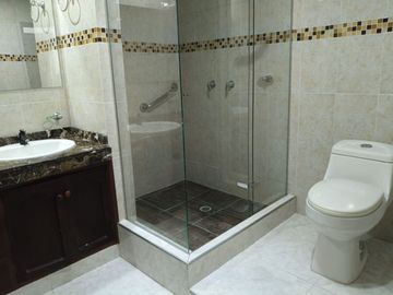 VENTA HERMOSA  CASA REMODELADA CONDOMINIO CAMINO REAL