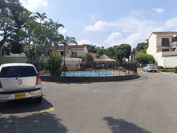 VENTA HERMOSA  CASA REMODELADA CONDOMINIO CAMINO REAL
