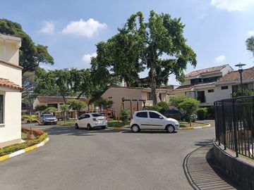 VENTA HERMOSA  CASA REMODELADA CONDOMINIO CAMINO REAL