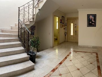 Casa en Venta Frente al Hospital Angeles, Interlomad