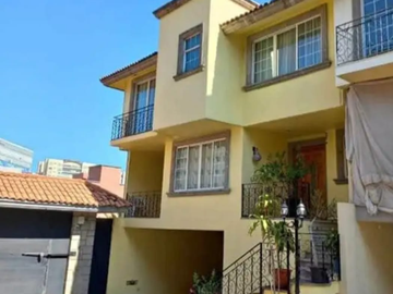 Casa en Venta Frente al Hospital Angeles, Interlomad