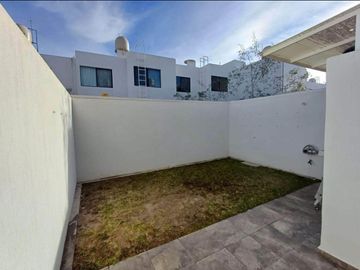 casa en venta equipada en privada Alcazar por Carretera Rioverde SLP