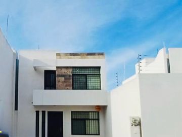 casa en venta equipada sobre avenida cerca de carretera Rioverde