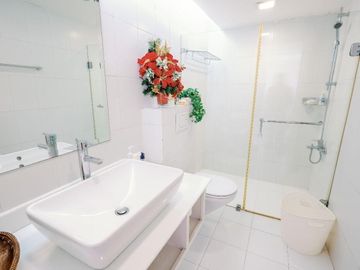 Unfurnished 3br Unit With Parking For Sale In Twin Towers