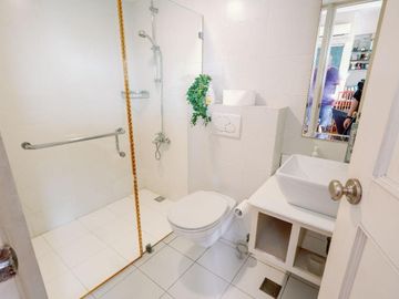 Unfurnished 3br Unit With Parking For Sale In Twin Towers