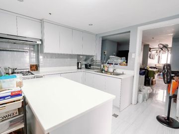 Unfurnished 3br Unit With Parking For Sale In Twin Towers