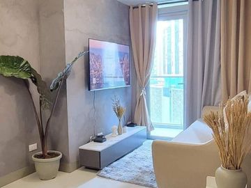 Fully Furnished 1br Unit With Parking For Sale In Uptown Parksuites
