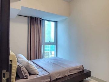 Fully Furnished 1br Unit With Parking For Sale In Uptown Parksuites