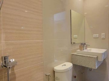 Fully Furnished 1br Unit With Parking For Sale In Uptown Parksuites
