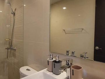 Fully Furnished 1br Unit With Parking For Sale In Uptown Parksuites