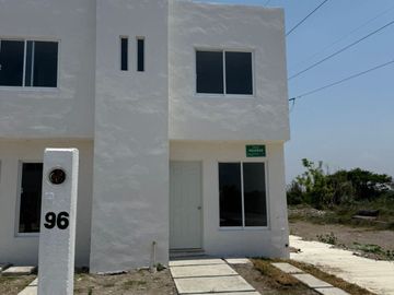 Casas de 2 Niveles en Fracc los Sauces cerca del campus Calazanz en Veracruz