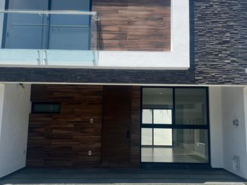 HERMOSA CASA COTO PRIV.  CARTUJA EN RESIDENCIAL SAN ISIDRO; ZAPOPAN; JAL.