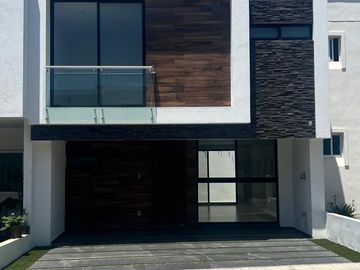HERMOSA CASA COTO PRIV.  CARTUJA EN RESIDENCIAL SAN ISIDRO; ZAPOPAN; JAL.