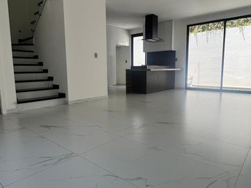 HERMOSA CASA COTO PRIV.  CARTUJA EN RESIDENCIAL SAN ISIDRO; ZAPOPAN; JAL.