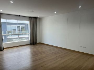 AMPLIO Y ACOGEDOR DEPARTAMENTO DE 3 DORMITORIOS 2 COCHERAS CON CUARTO Y BAÑO DE SERVICIO EN SANTIAGO DE SURCO