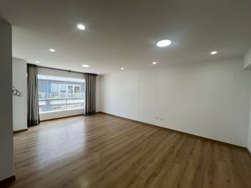 AMPLIO Y ACOGEDOR DEPARTAMENTO DE 3 DORMITORIOS 2 COCHERAS CON CUARTO Y BAÑO DE SERVICIO EN SANTIAGO DE SURCO
