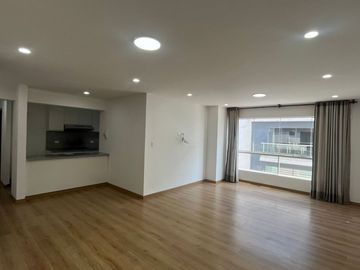 AMPLIO Y ACOGEDOR DEPARTAMENTO DE 3 DORMITORIOS 2 COCHERAS CON CUARTO Y BAÑO DE SERVICIO EN SANTIAGO DE SURCO