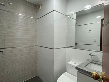AMPLIO Y ACOGEDOR DEPARTAMENTO DE 3 DORMITORIOS 2 COCHERAS CON CUARTO Y BAÑO DE SERVICIO EN SANTIAGO DE SURCO