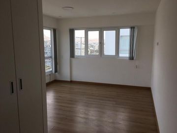 AMPLIO Y ACOGEDOR DEPARTAMENTO DE 3 DORMITORIOS 2 COCHERAS CON CUARTO Y BAÑO DE SERVICIO EN SANTIAGO DE SURCO