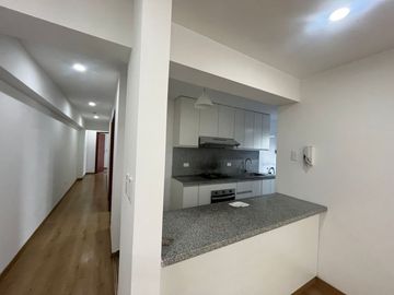 AMPLIO Y ACOGEDOR DEPARTAMENTO DE 3 DORMITORIOS 2 COCHERAS CON CUARTO Y BAÑO DE SERVICIO EN SANTIAGO DE SURCO