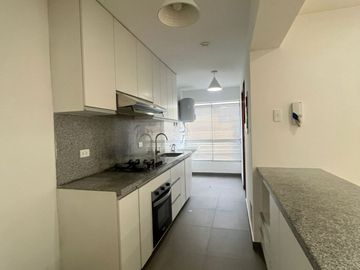 AMPLIO Y ACOGEDOR DEPARTAMENTO DE 3 DORMITORIOS 2 COCHERAS CON CUARTO Y BAÑO DE SERVICIO EN SANTIAGO DE SURCO