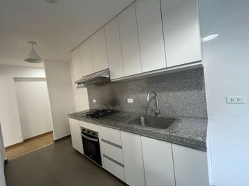 AMPLIO Y ACOGEDOR DEPARTAMENTO DE 3 DORMITORIOS 2 COCHERAS CON CUARTO Y BAÑO DE SERVICIO EN SANTIAGO DE SURCO