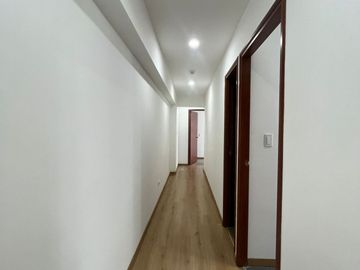 AMPLIO Y ACOGEDOR DEPARTAMENTO DE 3 DORMITORIOS 2 COCHERAS CON CUARTO Y BAÑO DE SERVICIO EN SANTIAGO DE SURCO