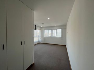 AMPLIO Y ACOGEDOR DEPARTAMENTO DE 3 DORMITORIOS 2 COCHERAS CON CUARTO Y BAÑO DE SERVICIO EN SANTIAGO DE SURCO