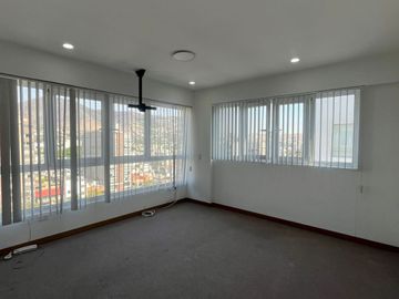 AMPLIO Y ACOGEDOR DEPARTAMENTO DE 3 DORMITORIOS 2 COCHERAS CON CUARTO Y BAÑO DE SERVICIO EN SANTIAGO DE SURCO