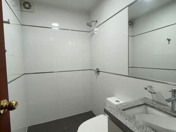 AMPLIO Y ACOGEDOR DEPARTAMENTO DE 3 DORMITORIOS 2 COCHERAS CON CUARTO Y BAÑO DE SERVICIO EN SANTIAGO DE SURCO