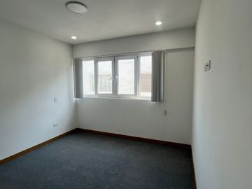AMPLIO Y ACOGEDOR DEPARTAMENTO DE 3 DORMITORIOS 2 COCHERAS CON CUARTO Y BAÑO DE SERVICIO EN SANTIAGO DE SURCO