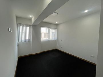 AMPLIO Y ACOGEDOR DEPARTAMENTO DE 3 DORMITORIOS 2 COCHERAS CON CUARTO Y BAÑO DE SERVICIO EN SANTIAGO DE SURCO