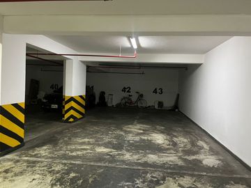 AMPLIO Y ACOGEDOR DEPARTAMENTO DE 3 DORMITORIOS 2 COCHERAS CON CUARTO Y BAÑO DE SERVICIO EN SANTIAGO DE SURCO